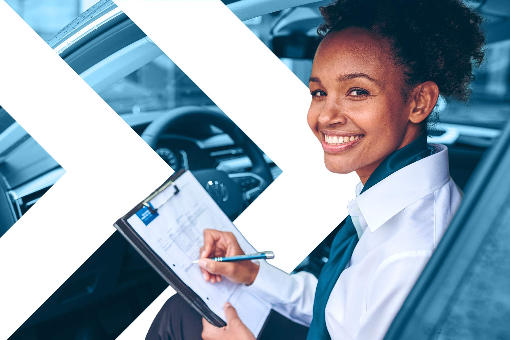 Vermietrepräsentantin sitzt in einem Auto bei einer Fahzeugübergabe an einen Kunden