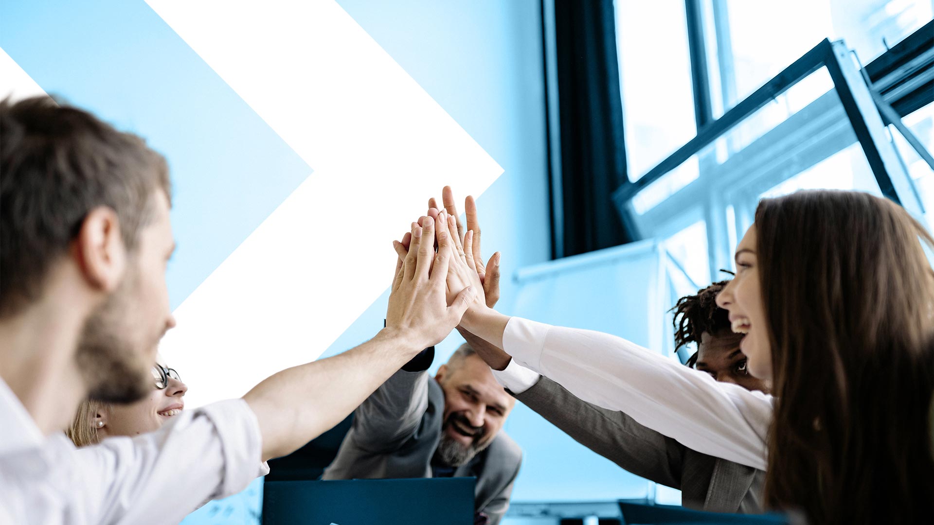 Gruppe junger Personen klatschen sich ab