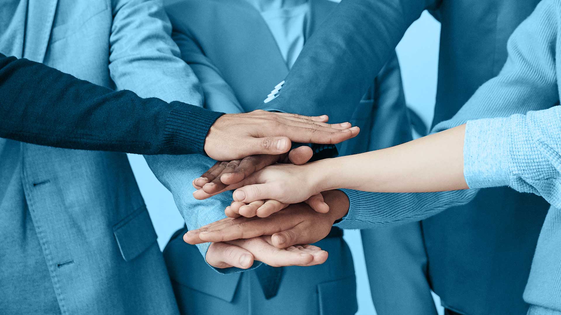 Mehrere Hände von Personen sind übereinander gestapelt